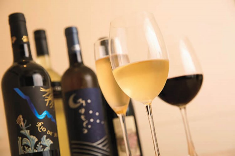 ワインは赤5種、白5種、泡2種が定番。グラス680円~。