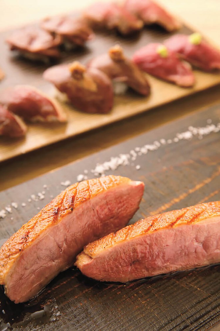 あいち鴨ロースの炭火焼き3300円、鴨寿司12貫セット3000円。