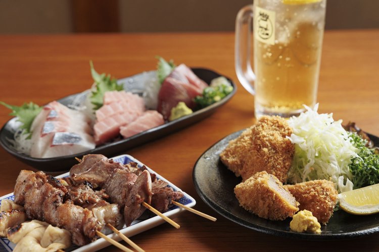 串焼き5本セット660円、レバカツ396円など。