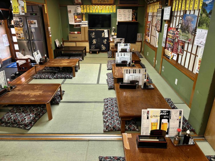 カウンターや小上がり席を含めて70席ほどある。