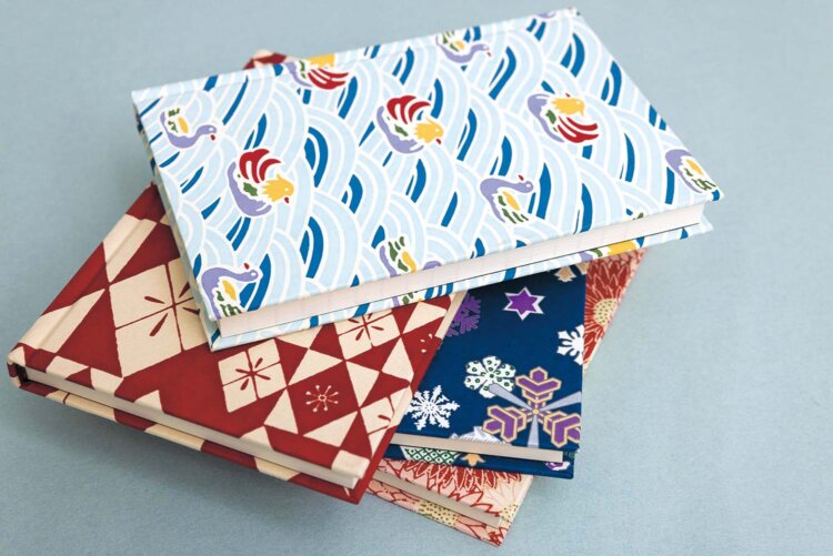 オリジナルの千代紙を表紙にあしらった榛原ノート各1760円。また180度開く糸かがり製本で書きやすいのも魅力。