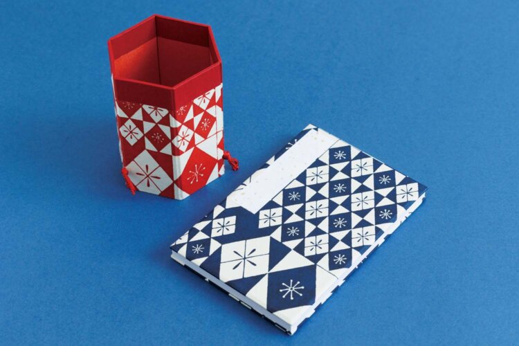 榛原を代表する“色硝子”柄を用いた六角筆筒1320円。朱印帳2310円。