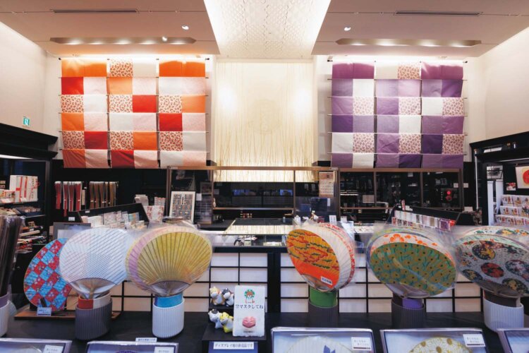 季節に応じた品をさまざまなデザインで展開。