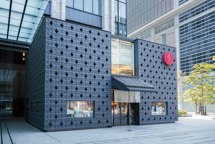 モダンな外観デザインには色硝子文様を取り入れて。