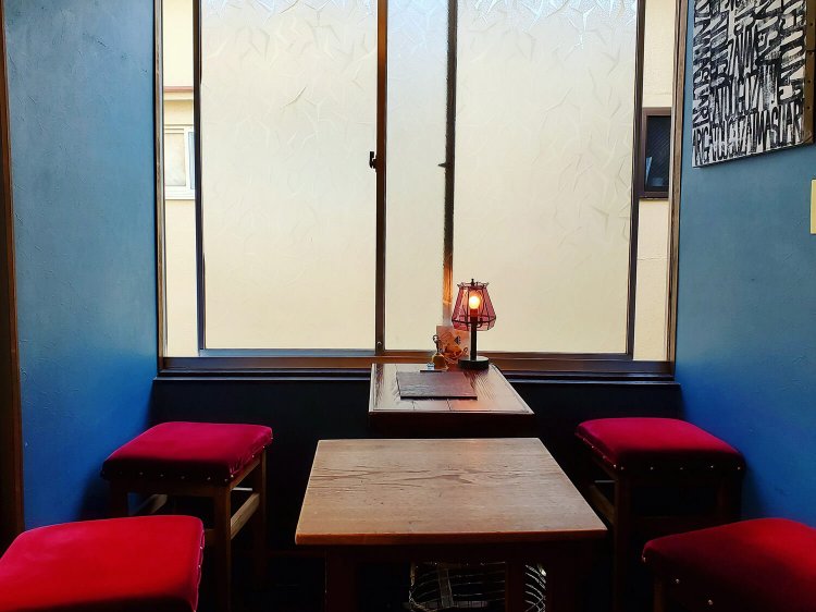 おひとり様やカップルはもちろんグループでも、ゆったりと過ごせる居心地良い空間で黒猫もまったり。