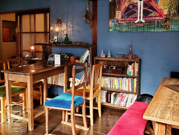 2019年9月にオープンしたまだ比較的新しいお店ですが、建物の雰囲気や家具・小物などで良いレトロ感あるお店になっています。