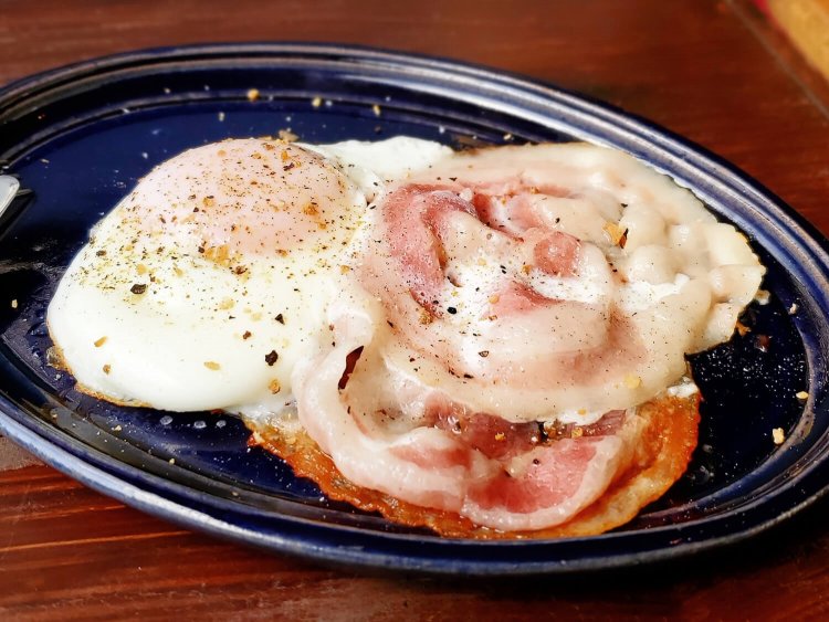 千駄木腰塚のハムエッグ500円。