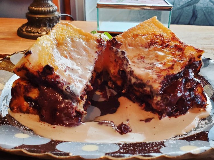 そんなフレンチトーストを必殺黒猫カッターで、ぱっかーーん！