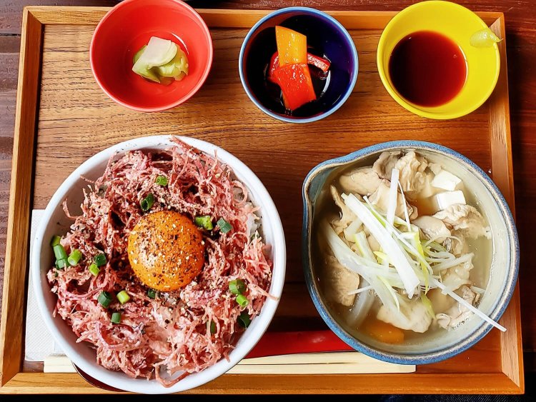 名物“塩もつ煮込み定食”ドリンク付1000円＋千駄木腰塚のミニコンビーフ丼変更300円（税別）。