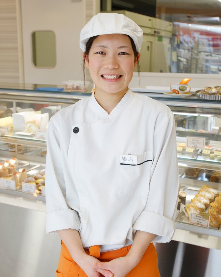 スタッフの佐藤愛美さんがフレッシュな笑顔で接客。