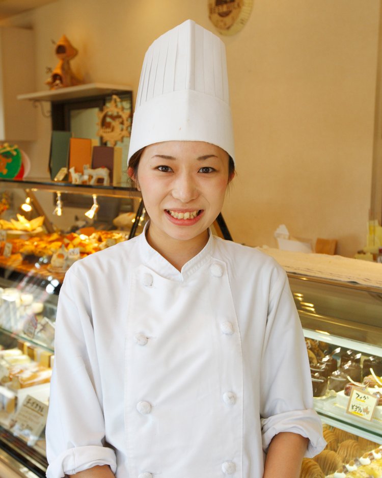 パティシエの上参郷（かみさんごう）さんもケーキが大好き。