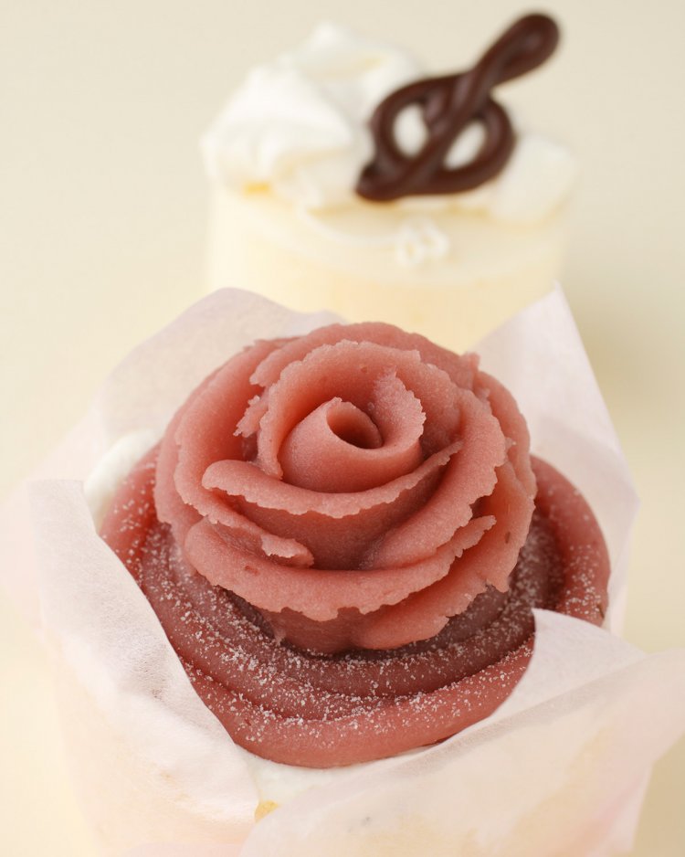 花飾りを紫いもで作った、その名も「いも娘」320円。音符をかたどったチョコをのせたレアチーズケーキは330円。