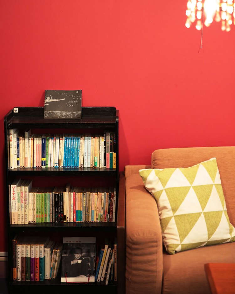 壁は貸しギャラリー。