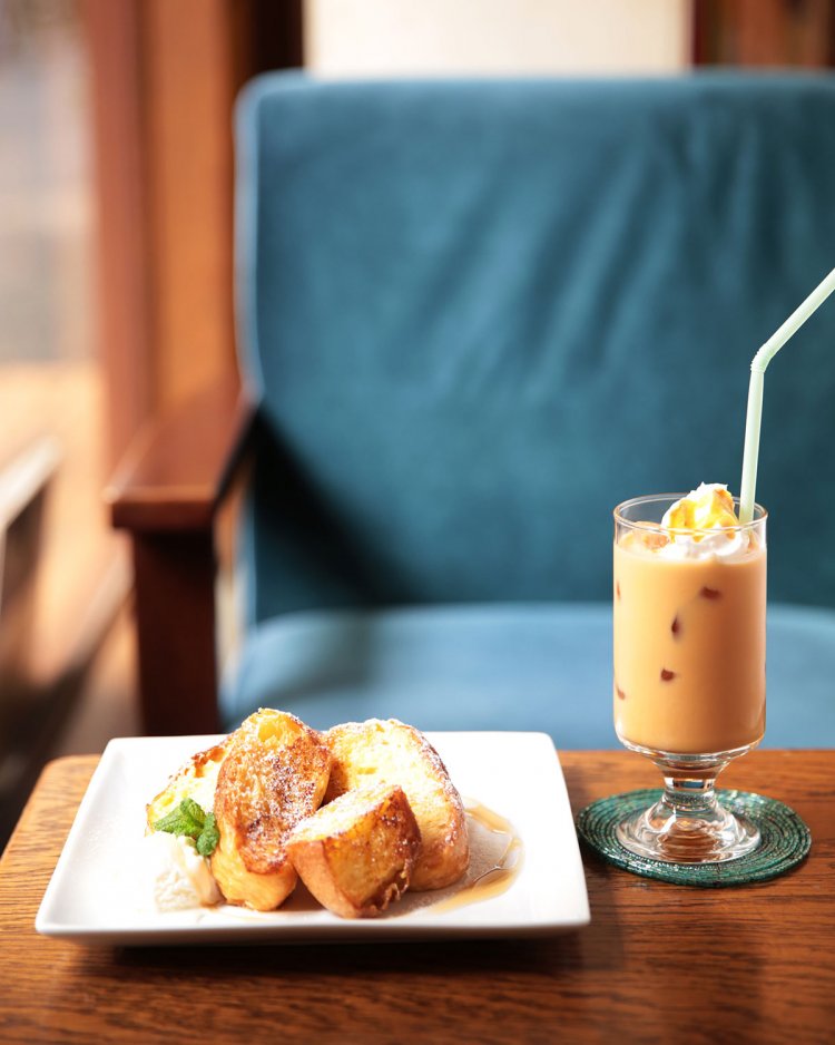 フレンチトースト580円とアイスカラメルミルク400円。