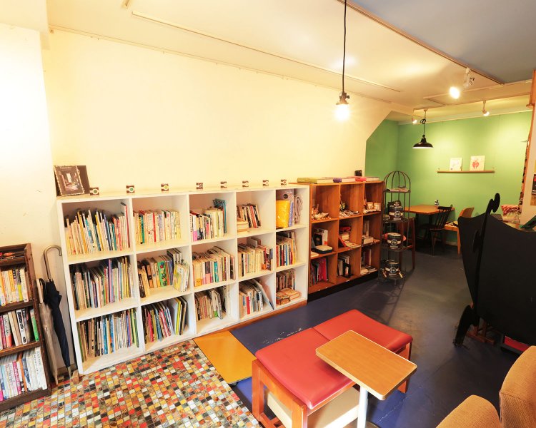 棚には雑貨販売コーナーも。