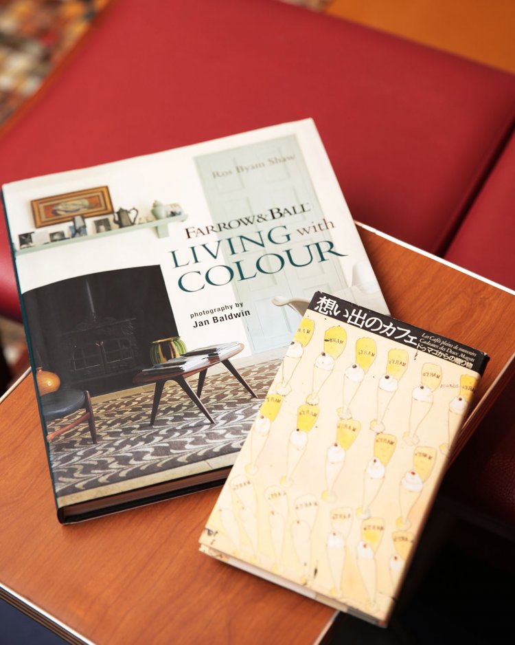 壁を塗った英国ペンキメーカーの図録と、「いろんなカフェがあるんですよね」と実感がこもる『想い出のカフェ』。
