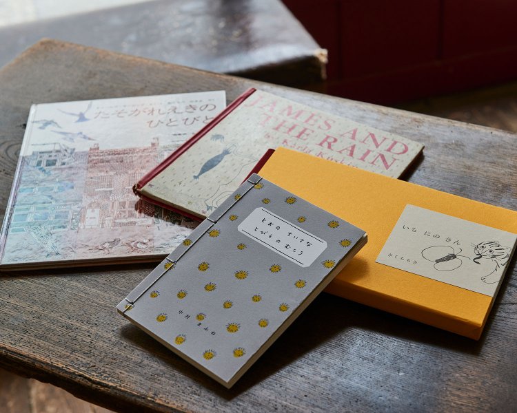 中村まふね作『とおのちいさなとびらのむこう』2200円(手前)は自社出版。