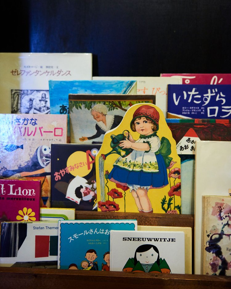 異国的な本も多い。