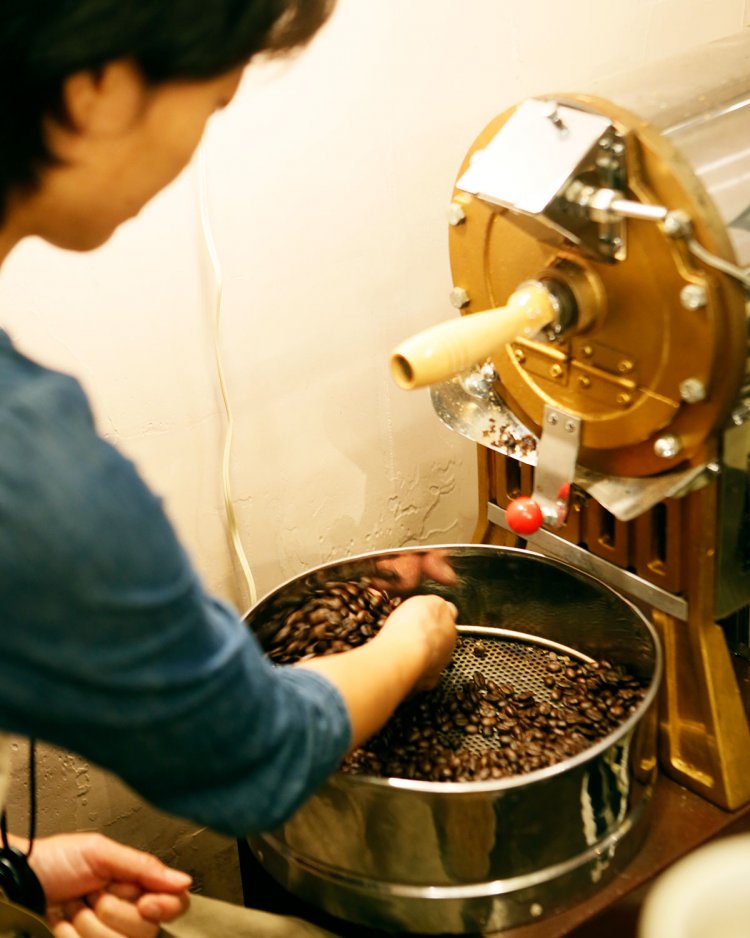 小型焙煎機で。