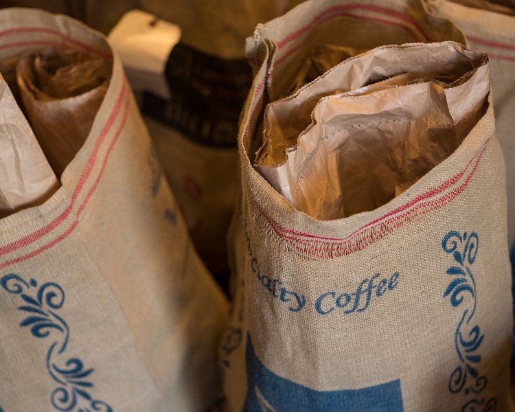 生豆がドサッと置かれた工房。