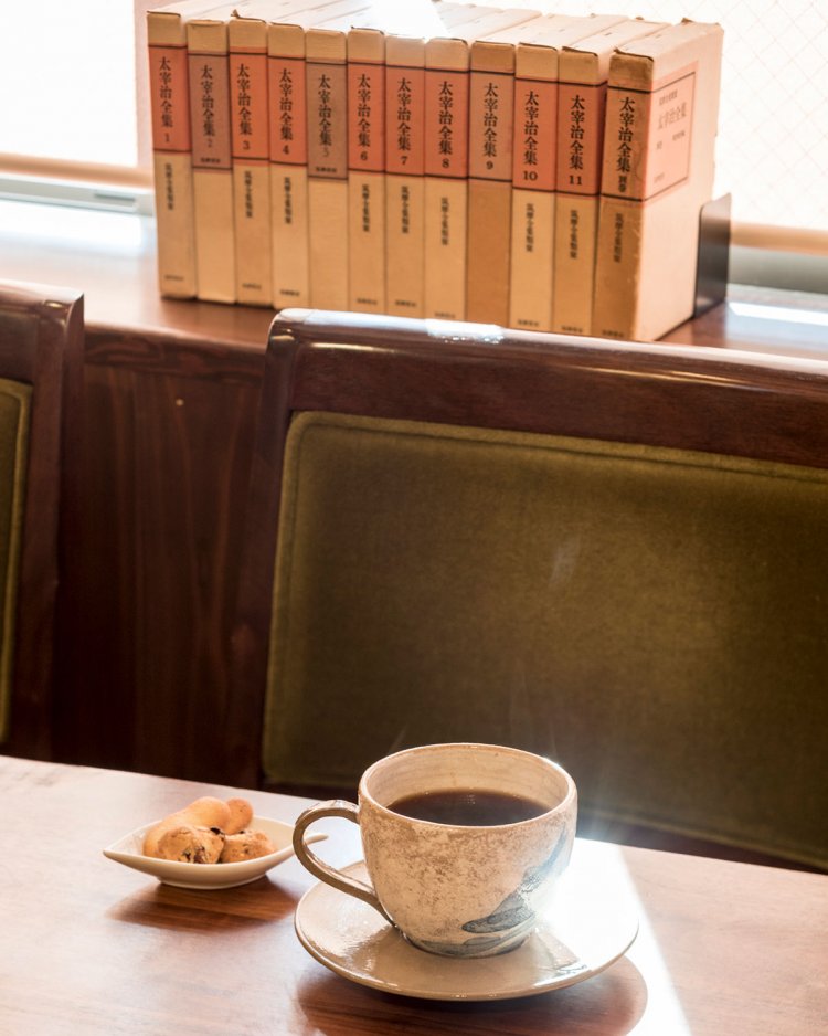 Dazai coffee 500円。クッキー付き。