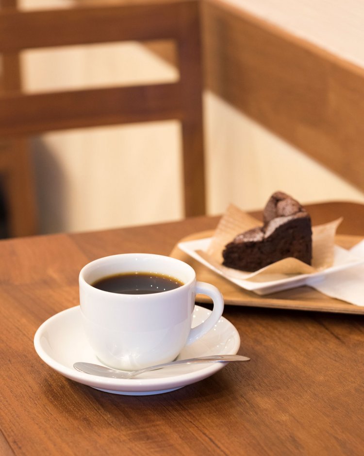 コーヒー 420円は、お好きな豆を指定して。自家製チョコレートケーキ280円。