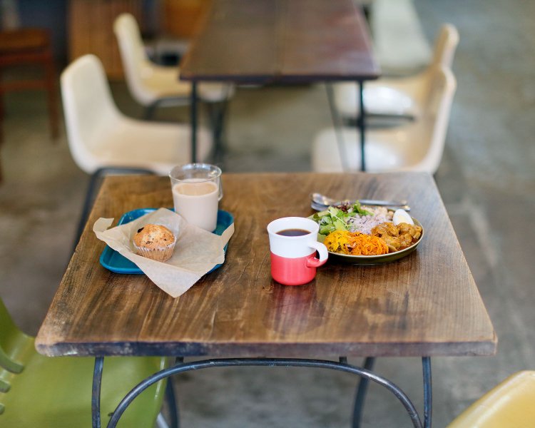 『出茶屋』のコーヒー 400円～、カフェオレ500円をイートイン。