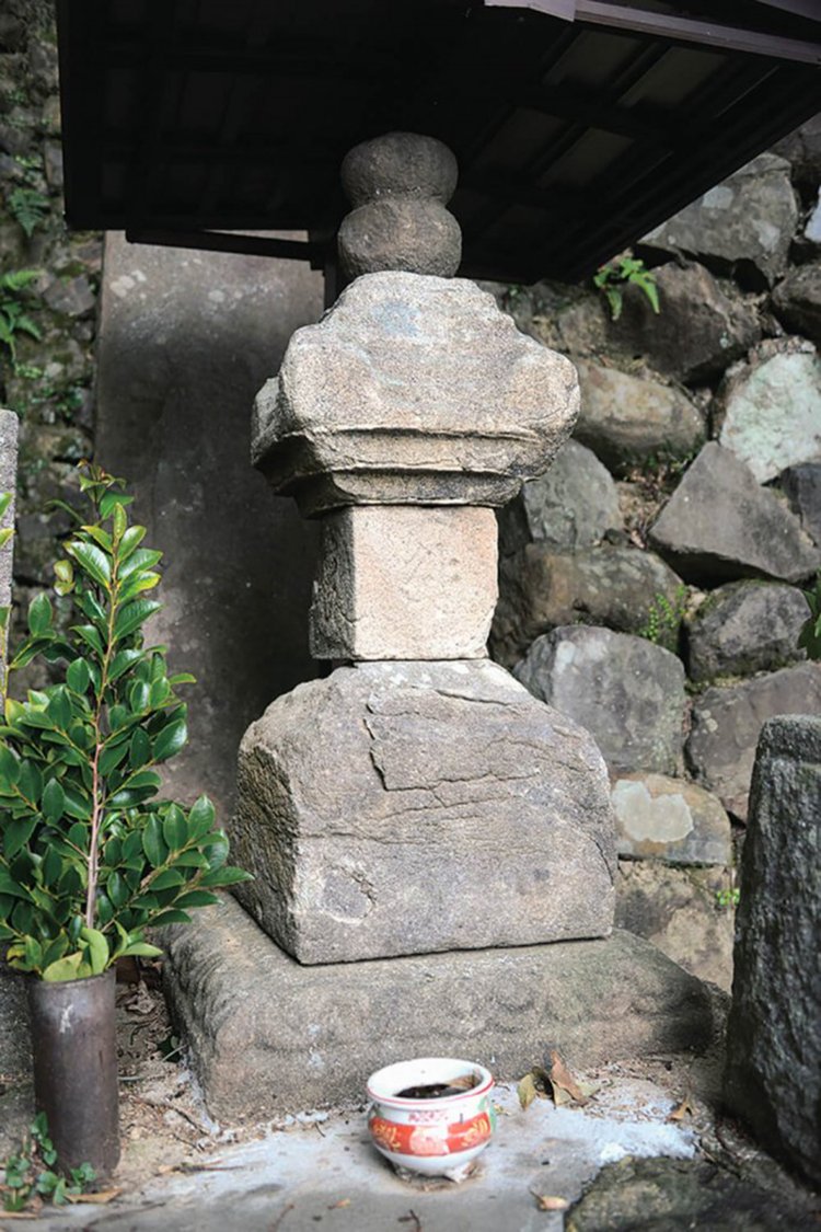 与一の墓とされる宝篋（ほうきょう）印塔。新旧２つあり、こちらは古い方。