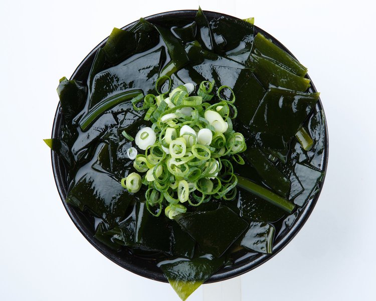 総天然冷やわかめうどん560円。ワカメは、柔らかな葉の部分だけでなく、コリッとしたスジワカメも入る。合計100gもあるので食べ応え十分。