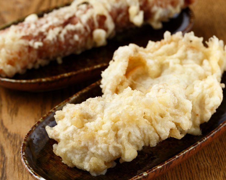 天ぷらはうどんの出汁と合うように調整して揚げられる。かしわ天（手前）280 円、日替わりちくわ天200円。