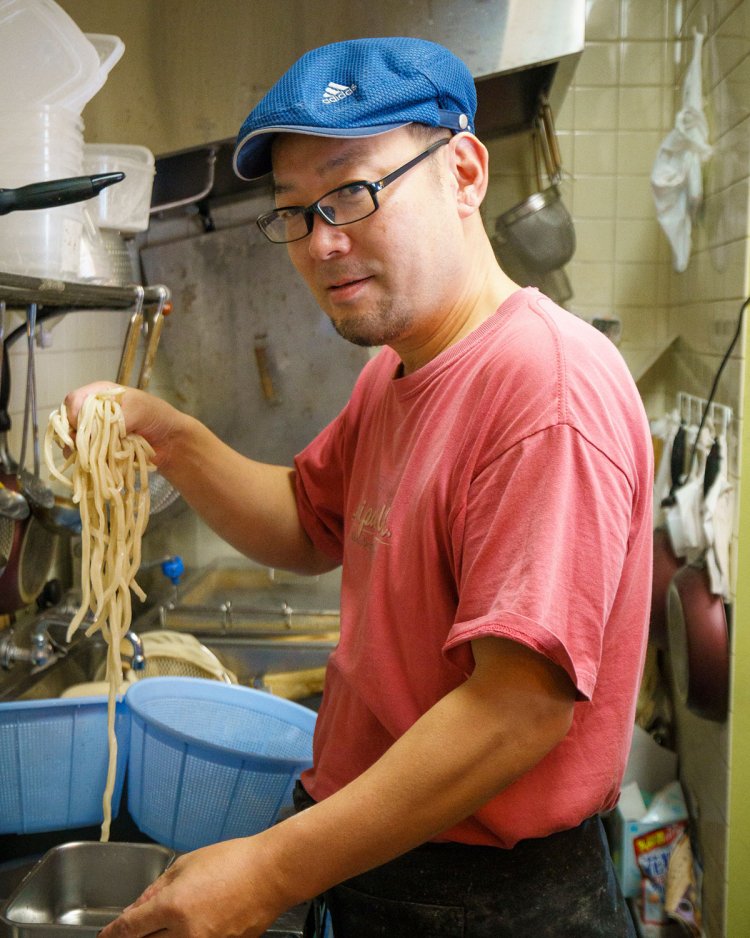 「創作うどんメニューも豊富です」と店主の戸部さん。「好みで2種類ある自家製辛味のすりだねを入れてください」。