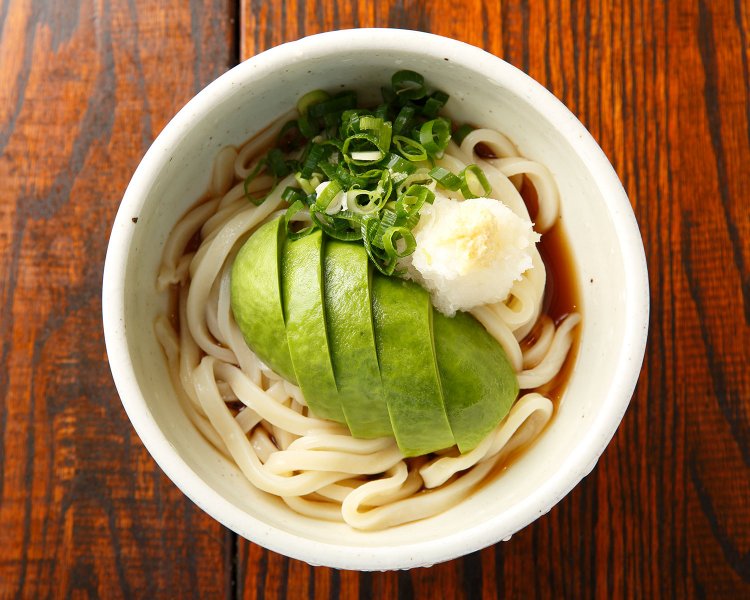 アボカドうどん700円。マグロのトロにも例えられる濃厚な味は、薄口醤油のさっぱり味のつゆに絶妙なアクセントを与えてくれる。
