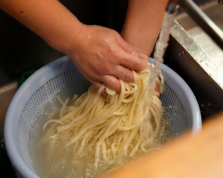 店内に製麺室があり、毎日使う分だけを打つ。