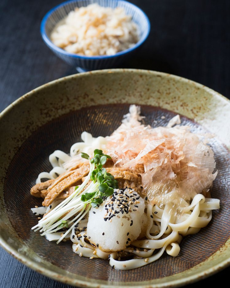 きしころセット (きしころ+季節のかやくご飯) 780円はランチタイム限定の一品。かつお出汁にたまり醤油とかえしを加え、関東でもなじみやすい味に仕立てる。