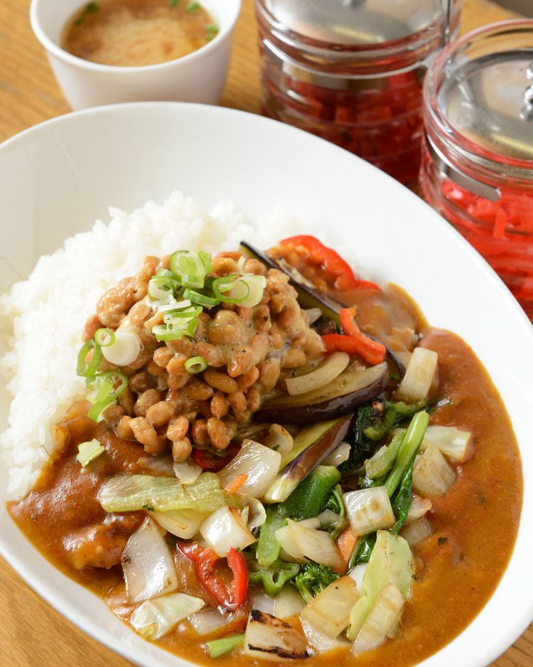 トッピングは炙りチキンやエビ、トマトの焼きチーズなども選べる。