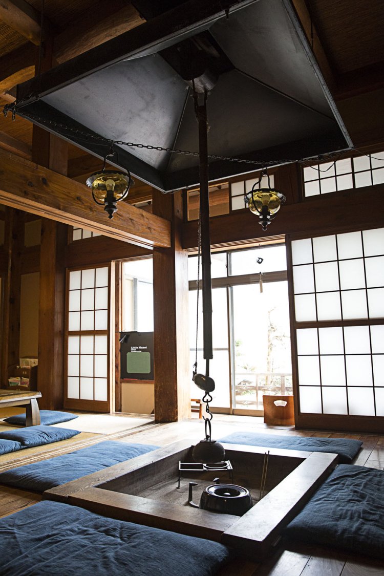 冬季は囲炉裏に火が入る。夏はかき氷機が登場！