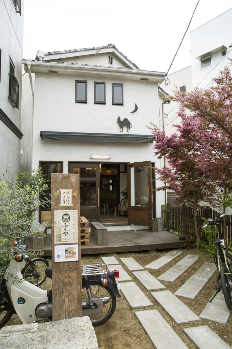 元は人力車の車庫・事務所だっ た由比ガ浜大通り沿いの建物。