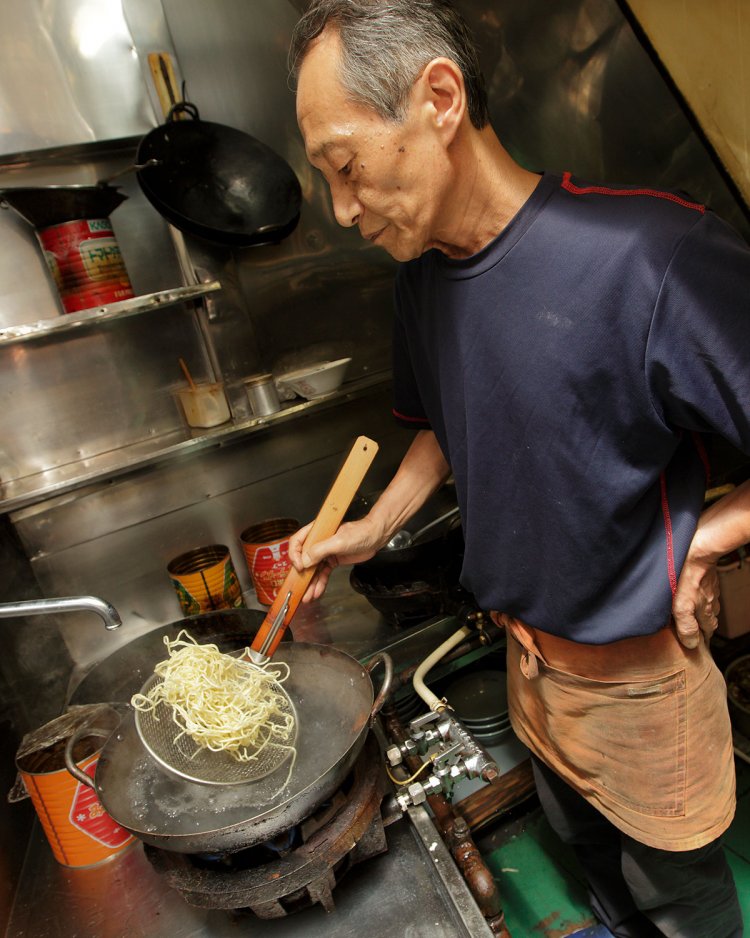 店主の小林博明さんは3代目。職人技が必要な“さで（平ざる）”を使う店は、最近は少ないとか。