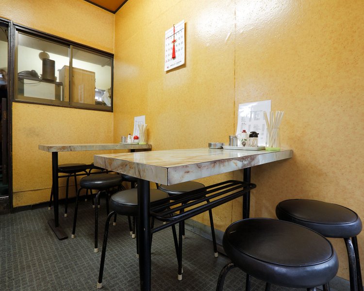 路地裏で営む昭和のムードたっぷりの店。