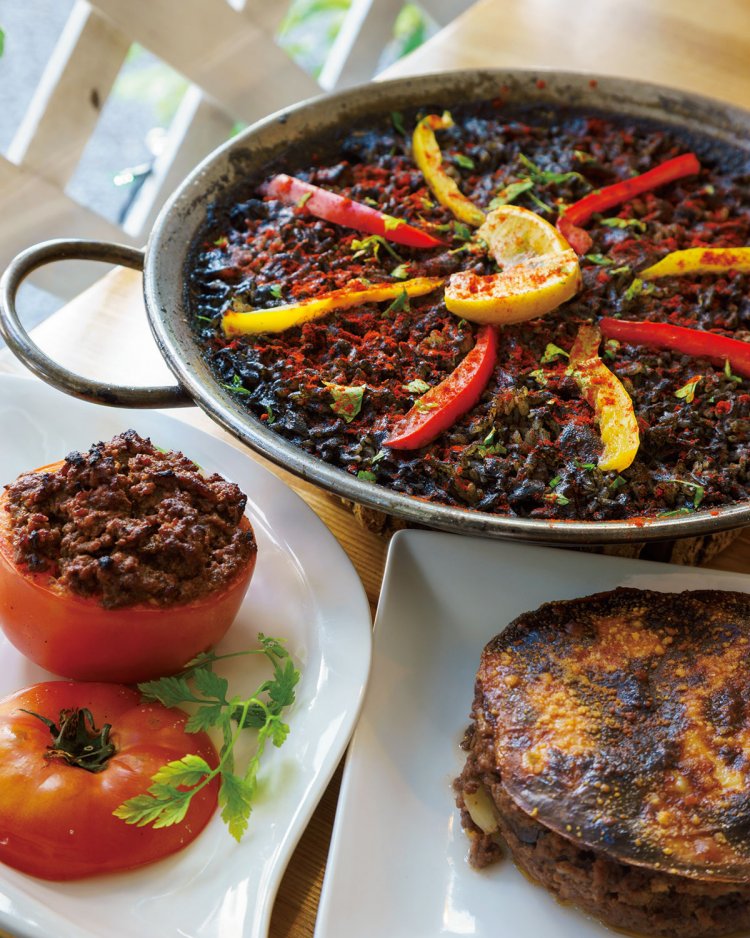  パエリア2000円、ムサカ1200円。トマトにバジルライスとミートソースを詰めたボンジョルミ800円。