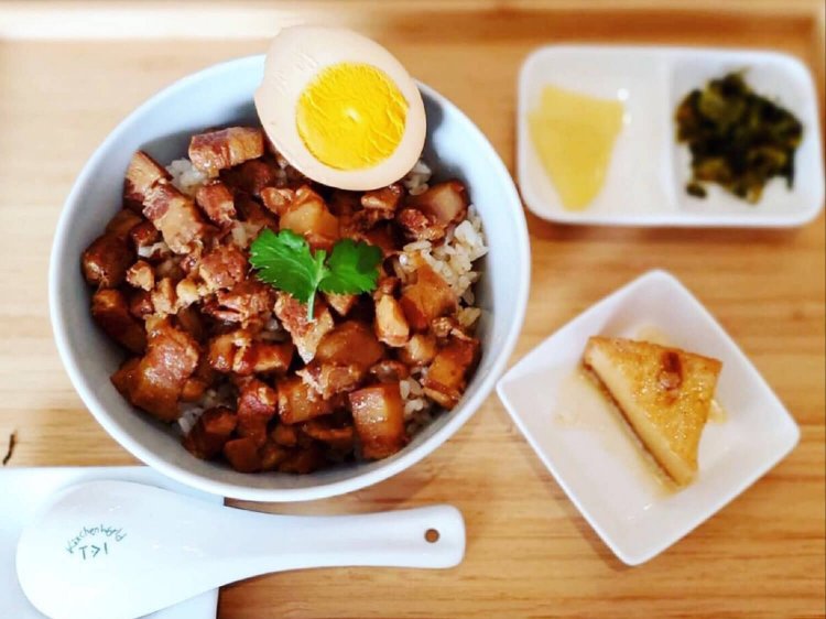 ランチタイム1日10食限定の魯肉飯900円。 