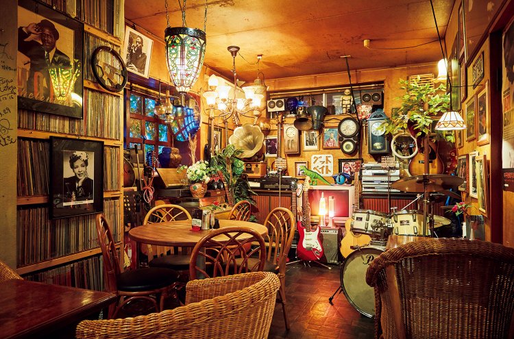 外観に負けず劣らず“deep!”と英語でつぶやきたくなる店内。時間軸など一瞬で弾け飛んでしまうとんでもない空間。