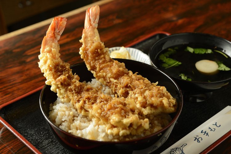 15cmはある巨大エビの天丼1600円も見事。エビの香味がたまらない。