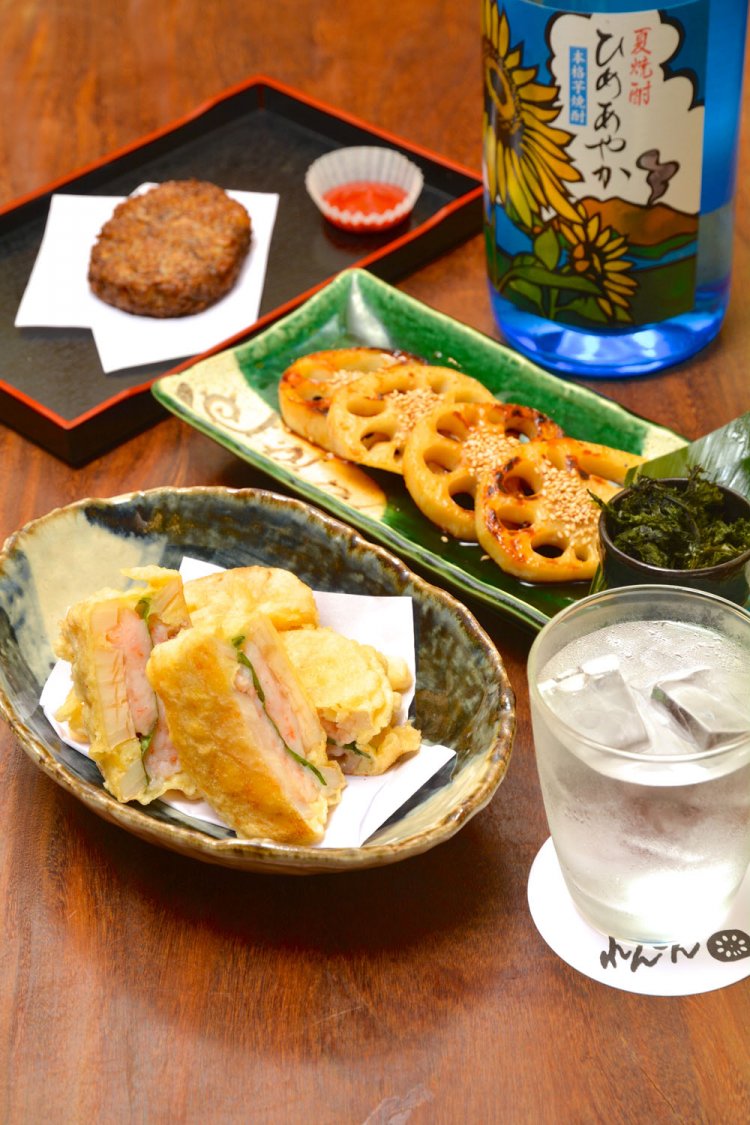 れんこんと海老のはさみ揚げ880円、れんこんの焼ききんぴら550円、ハッシュ ド レンコン600円。焼酎グラス480円～。