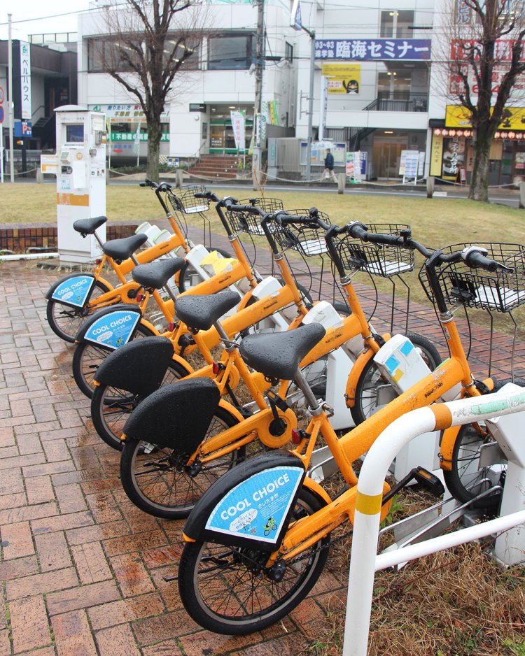 徒歩13分なので駅前のレンタサイクルを利用するのも手かも！