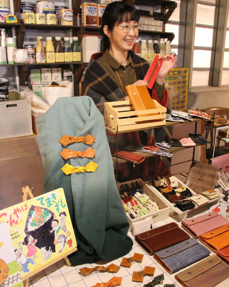 手話を学んだ経験もあり、この日のマーケットに参加することになった絵本作家の五味さん。普段は近くの病院で病棟保育士として働く。