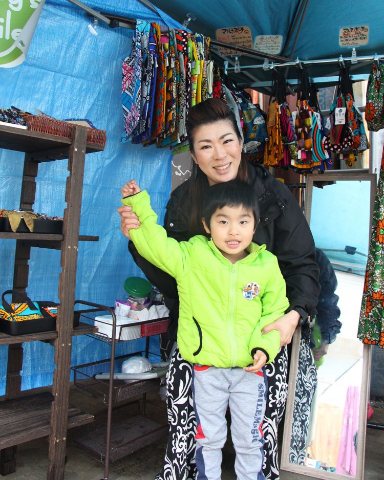 アフリカプリント布を使用した雑貨の販売と、おえかき缶バッジづくりのワークショップを行う『Frog's Smile』。