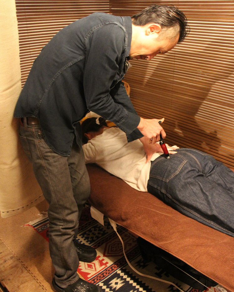 2階で施術中の『仁 整体』。代表の鈴木康仁さんは、マーケットに遊びに来て自ら出店を志願。「今は川口市に自分の店舗もありますが、ここへの出店は今後も続けたいです」と話す。