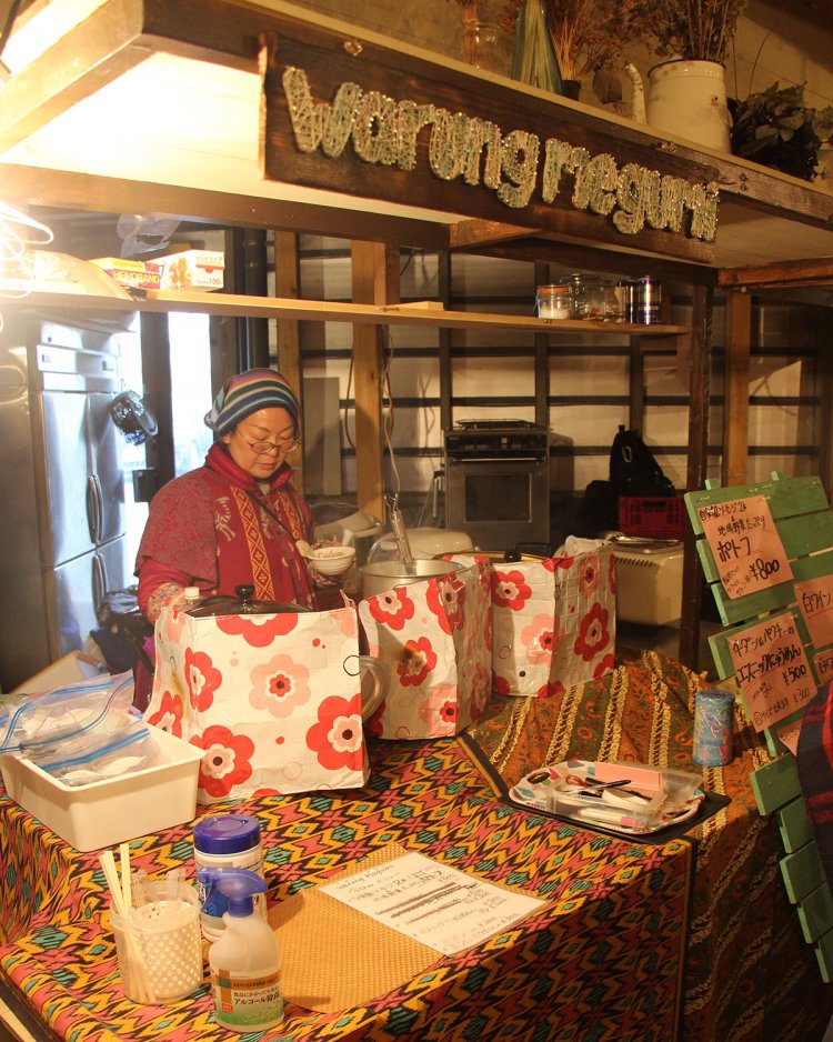 Megumiさんのインドネシア料理の店『Warung Megumi』では、手作りソーセージを使ったポトフなどを販売。ろう学校に通う子供たちもお店をお手伝い。