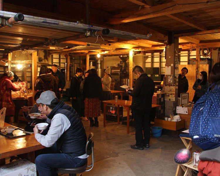 会場の1階はお客さんがビッシリ！